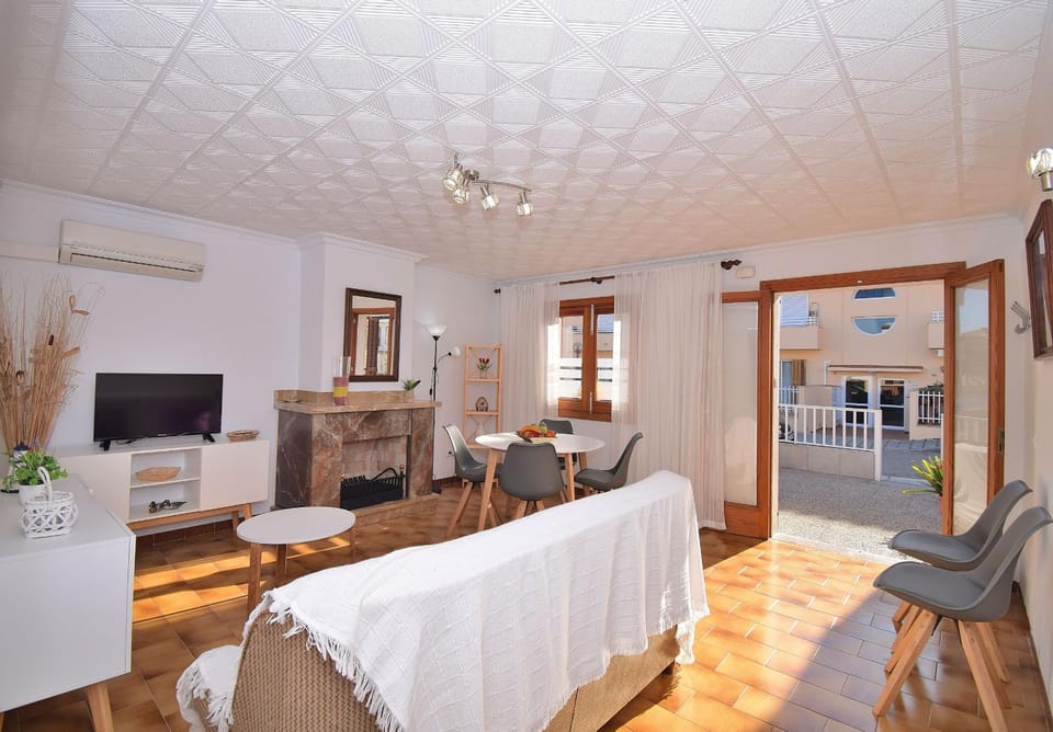 Communal lounge/ TV room, Living room