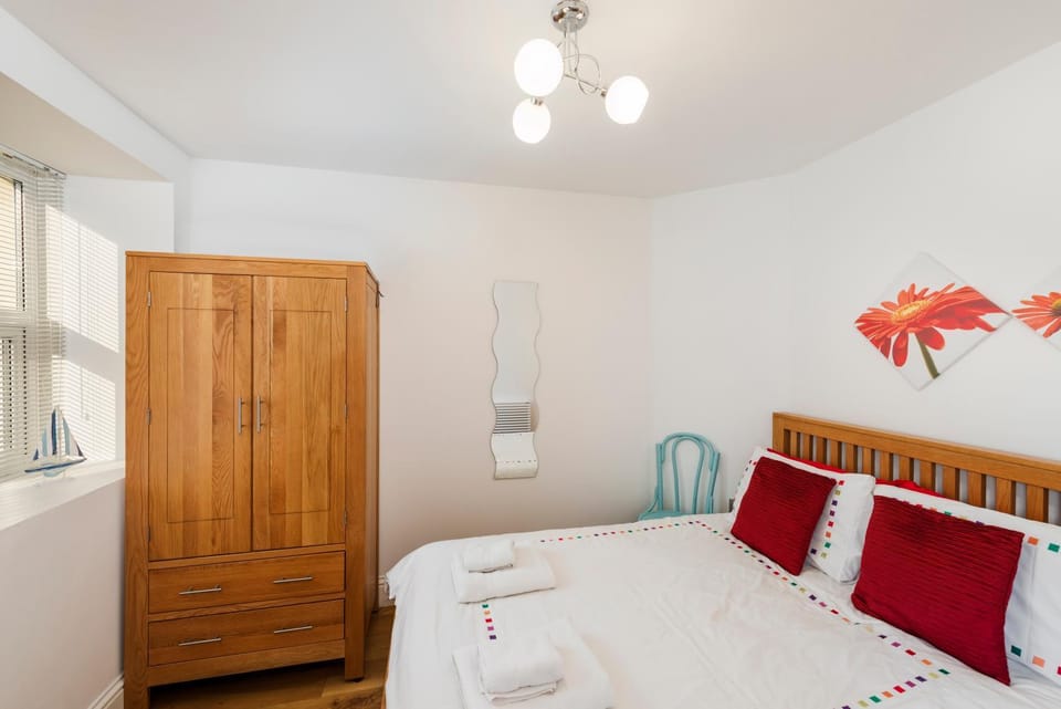 Bed, Bedroom, towels, wardrobe