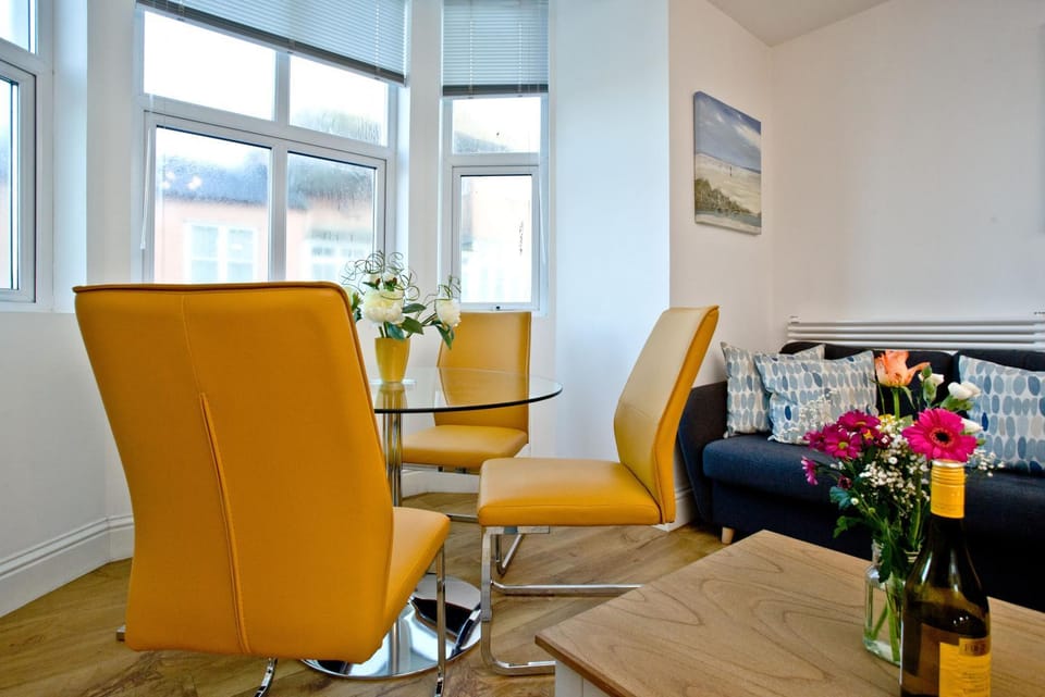 Living room, Dining area, internet