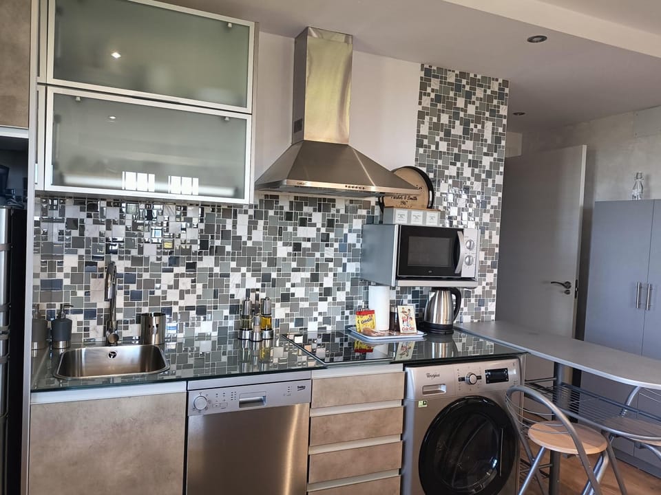 Coffee/tea facilities, Kitchen or kitchenette, Dining area, dishwasher, minibar, stove, toaster, kitchen