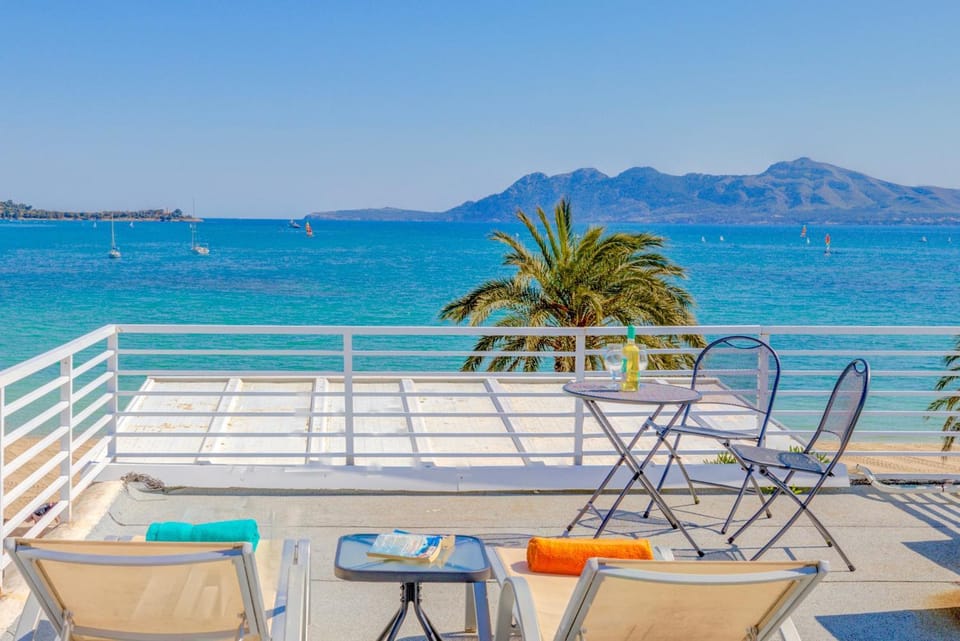 View (from property/room), Sea view, sunbed