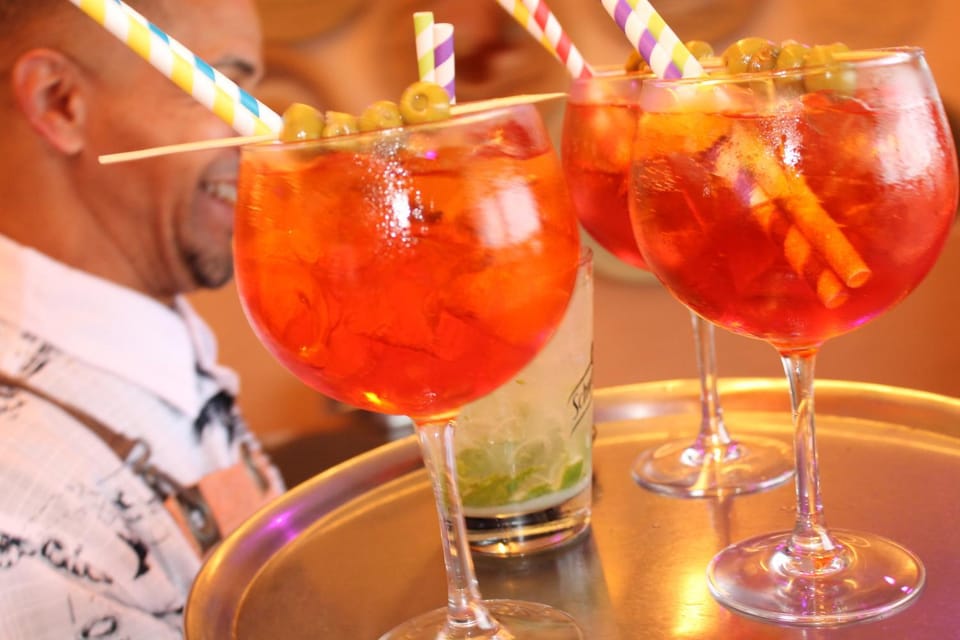 Restaurant/places to eat, Food and drinks, Drinks, group of guests