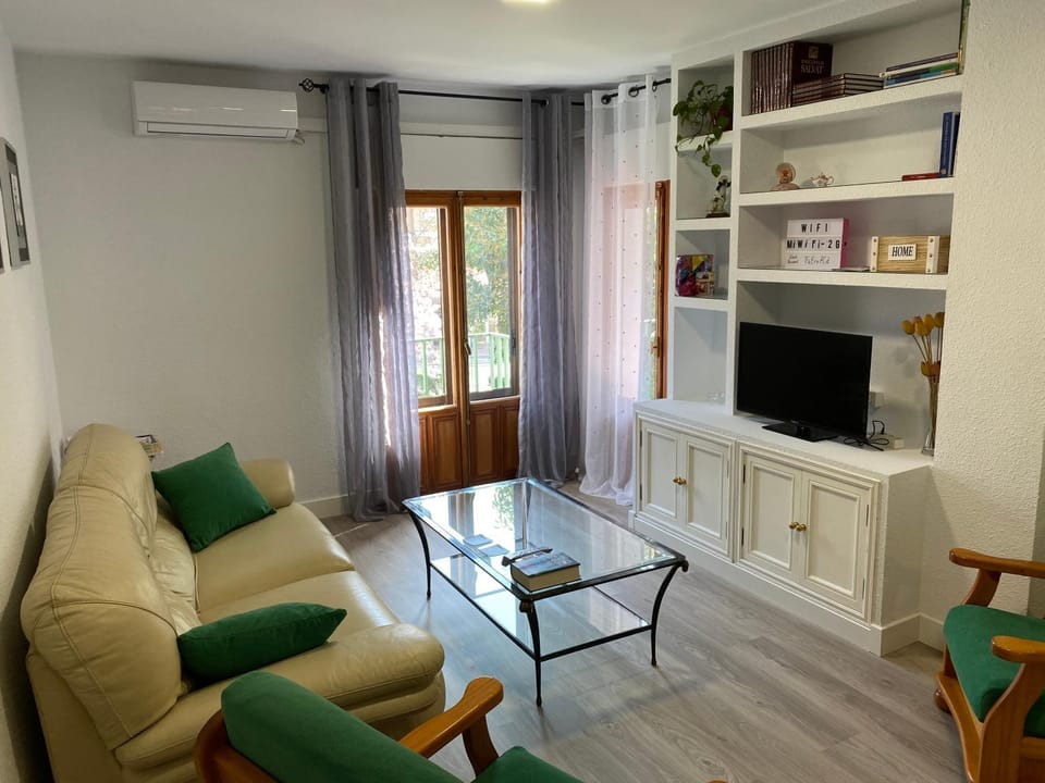 Communal lounge/ TV room, TV and multimedia, Living room