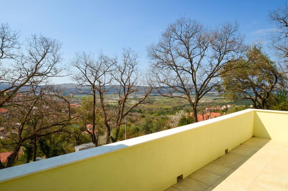 Facade/entrance, Natural landscape, View (from property/room), Balcony/Terrace, Garden view, Sea view