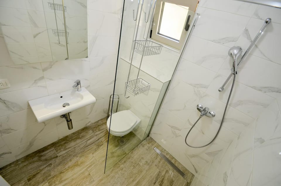 Shower, Toilet, Bathroom, towels