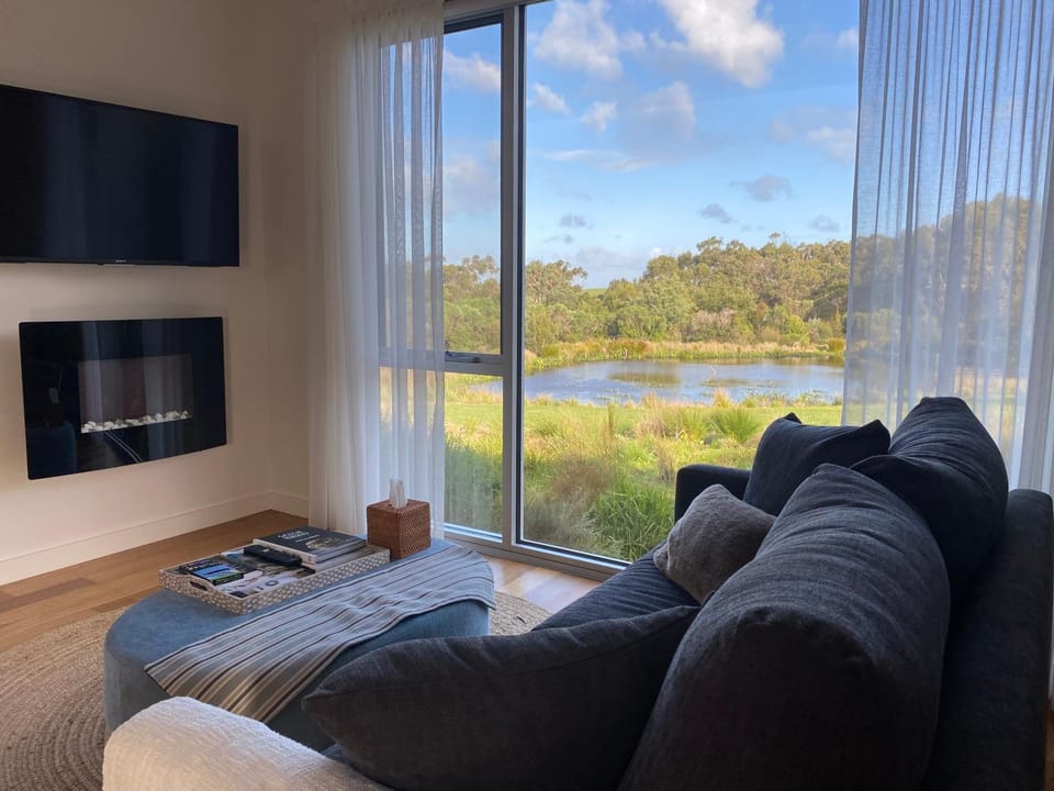 Natural landscape, View (from property/room), View (from property/room), Seating area, Bedroom, Garden view