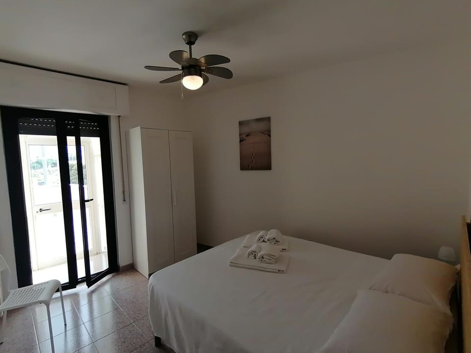 Bedroom, towels