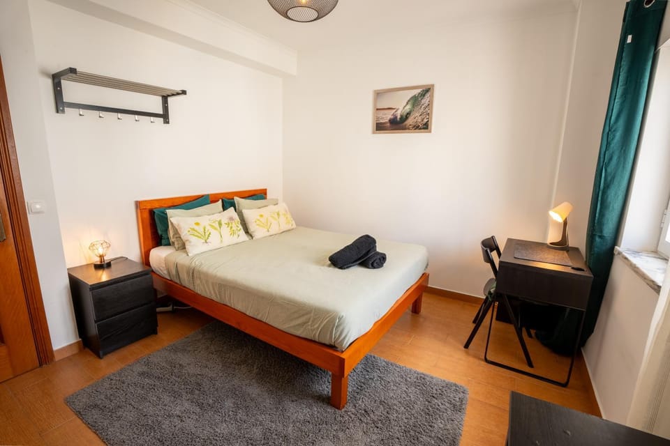 Bed, Photo of the whole room, Bedroom, towels