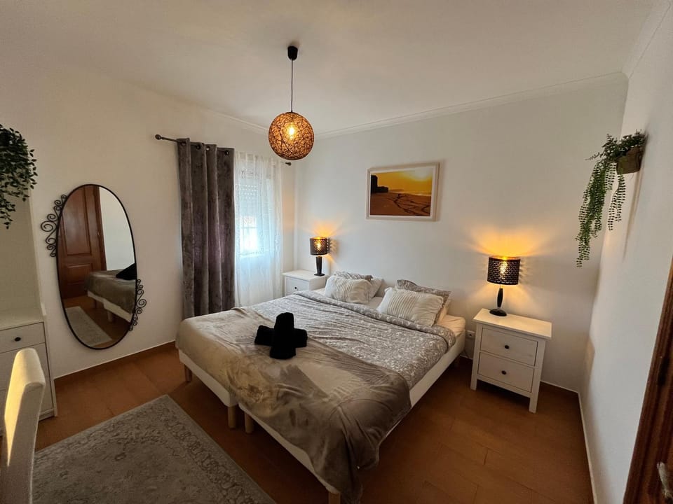 Property building, Bed, Photo of the whole room, Seating area, Bedroom, wardrobe
