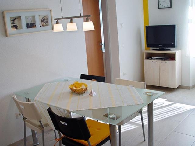 Communal lounge/ TV room, TV and multimedia, Seating area, Dining area