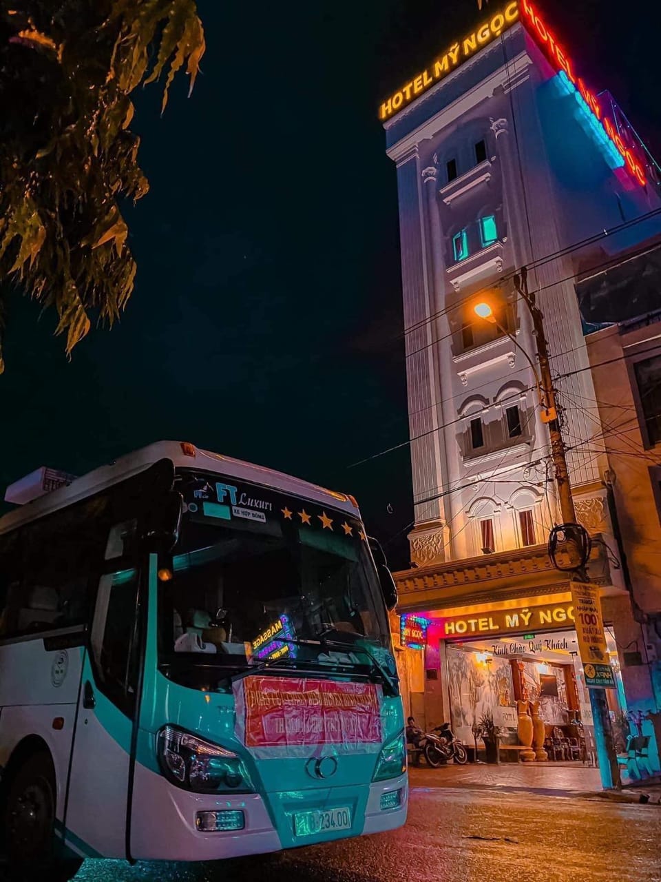 Property building, Night, People, Location, group of guests, shuttle