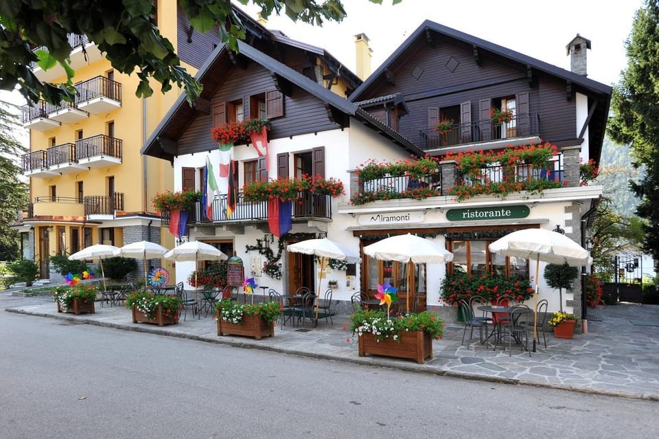 Property building, Facade/entrance, Day, Activities, Activities