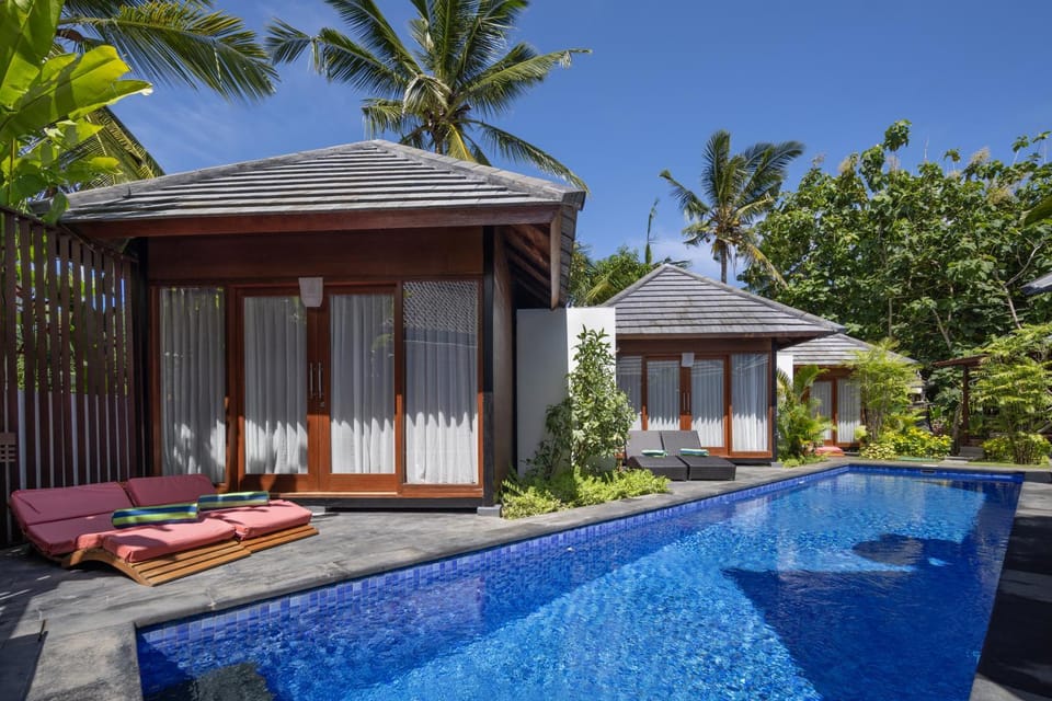 Property building, Swimming pool, sunbed