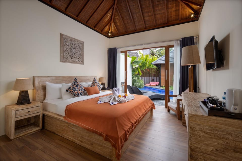 Bed, TV and multimedia, Photo of the whole room, Bedroom, Pool view, towels