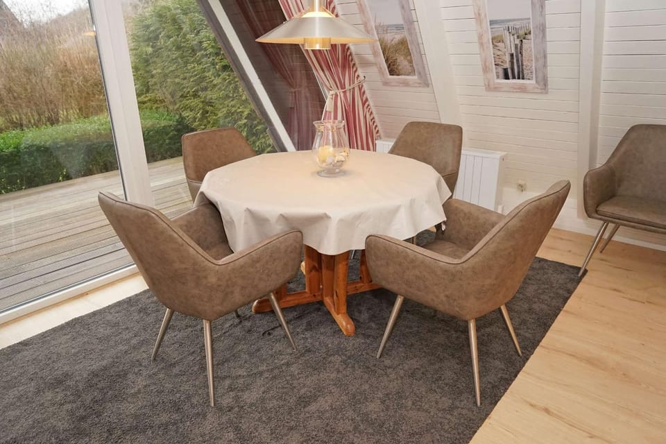 grosse sonnige Terrasse mit Markis House in Damp