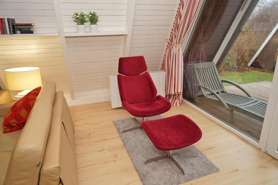 grosse sonnige Terrasse mit Markis House in Damp
