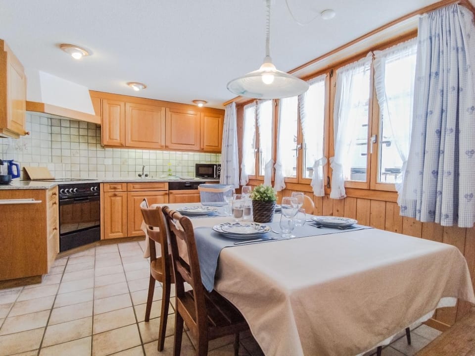 Kitchen or kitchenette, Dining area
