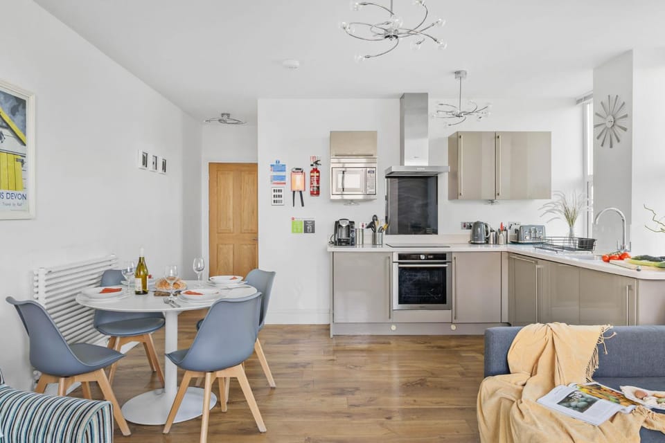 Coffee/tea facilities, Kitchen or kitchenette, Seating area, Dining area, dishwasher, oven, pet friendly, stove, toaster