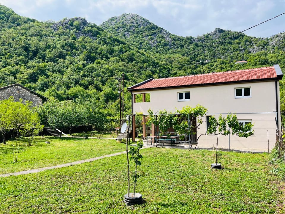 Property building, Spring, Natural landscape, Garden, Garden view, Mountain view