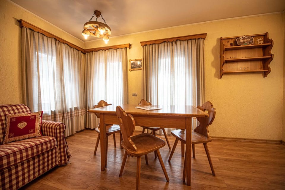 Living room, Seating area, Dining area, Breakfast