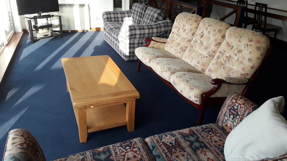 Communal lounge/ TV room, TV and multimedia, Living room, Seating area