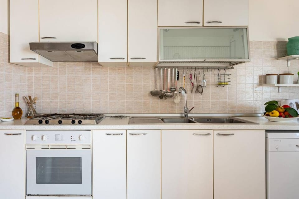 Kitchen or kitchenette, dishwasher, stove