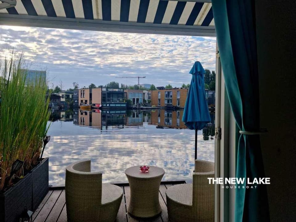 The New Lake Boathouse House in Amsterdam