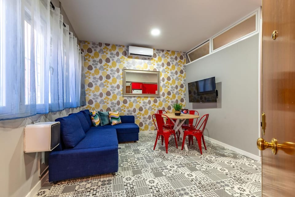 Communal lounge/ TV room, TV and multimedia, Living room, Lounge or bar, air conditioner