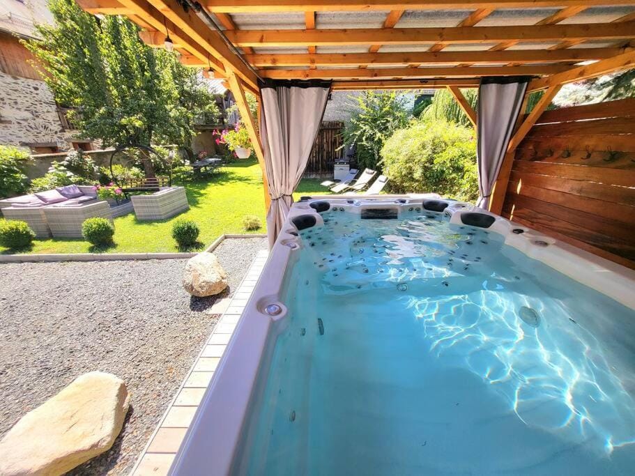 Le Cosy Lodge Départs Vélo Ski Alpe d'Huez 2 Alpes La Grave Détente Jacuzzi Piscine Sauna Bar Billard Chalet in Provence-Alpes-Côte d'Azur