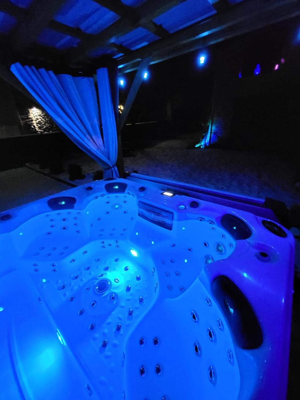 Le Cosy Lodge Départs Vélo Ski Alpe d'Huez 2 Alpes La Grave Détente Jacuzzi Piscine Sauna Bar Billard Chalet in Provence-Alpes-Côte d'Azur