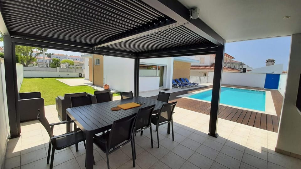 Property building, Patio, Day, BBQ facilities, Balcony/Terrace, Dining area, Pool view, Swimming pool, Dinner, sunbed