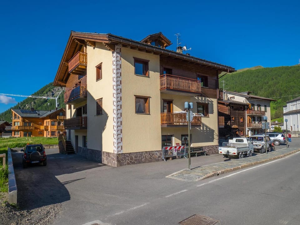 Property building, Neighbourhood