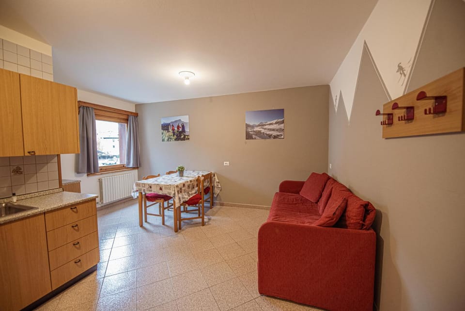 Kitchen or kitchenette, Seating area, Dining area, stove