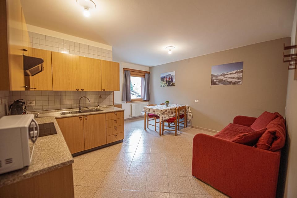 Living room, Dining area, dishwasher, oven