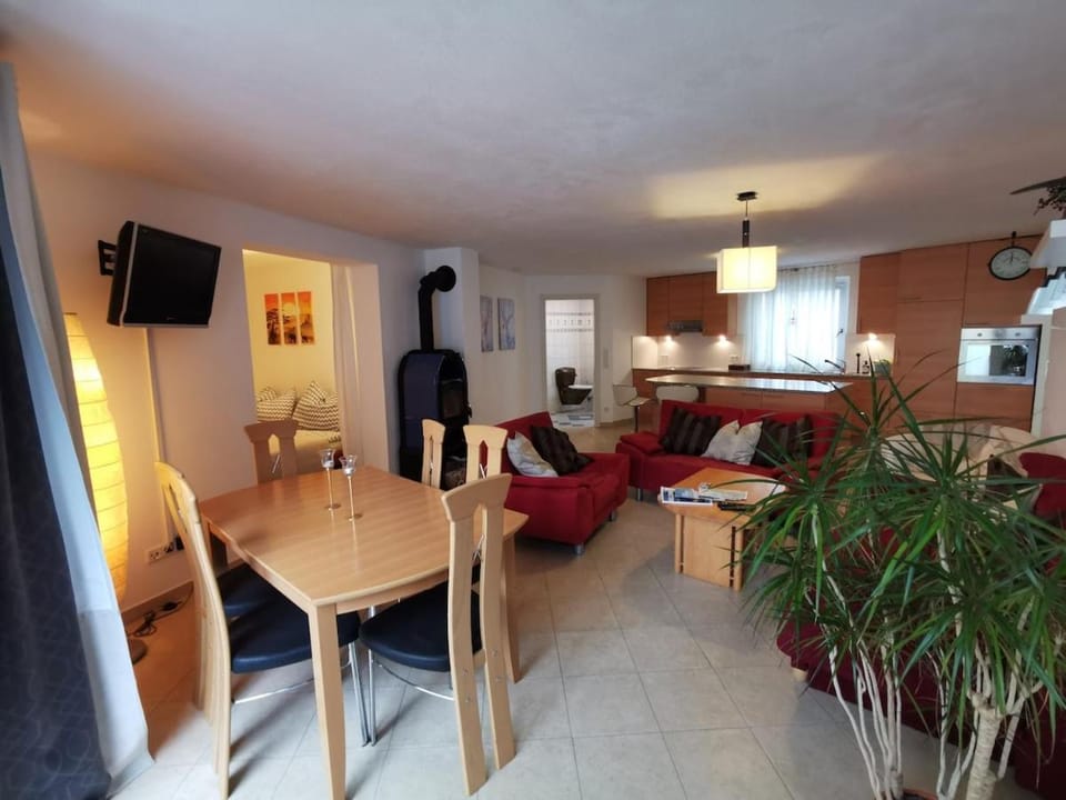 TV and multimedia, Kitchen or kitchenette, Living room, Seating area, Dining area