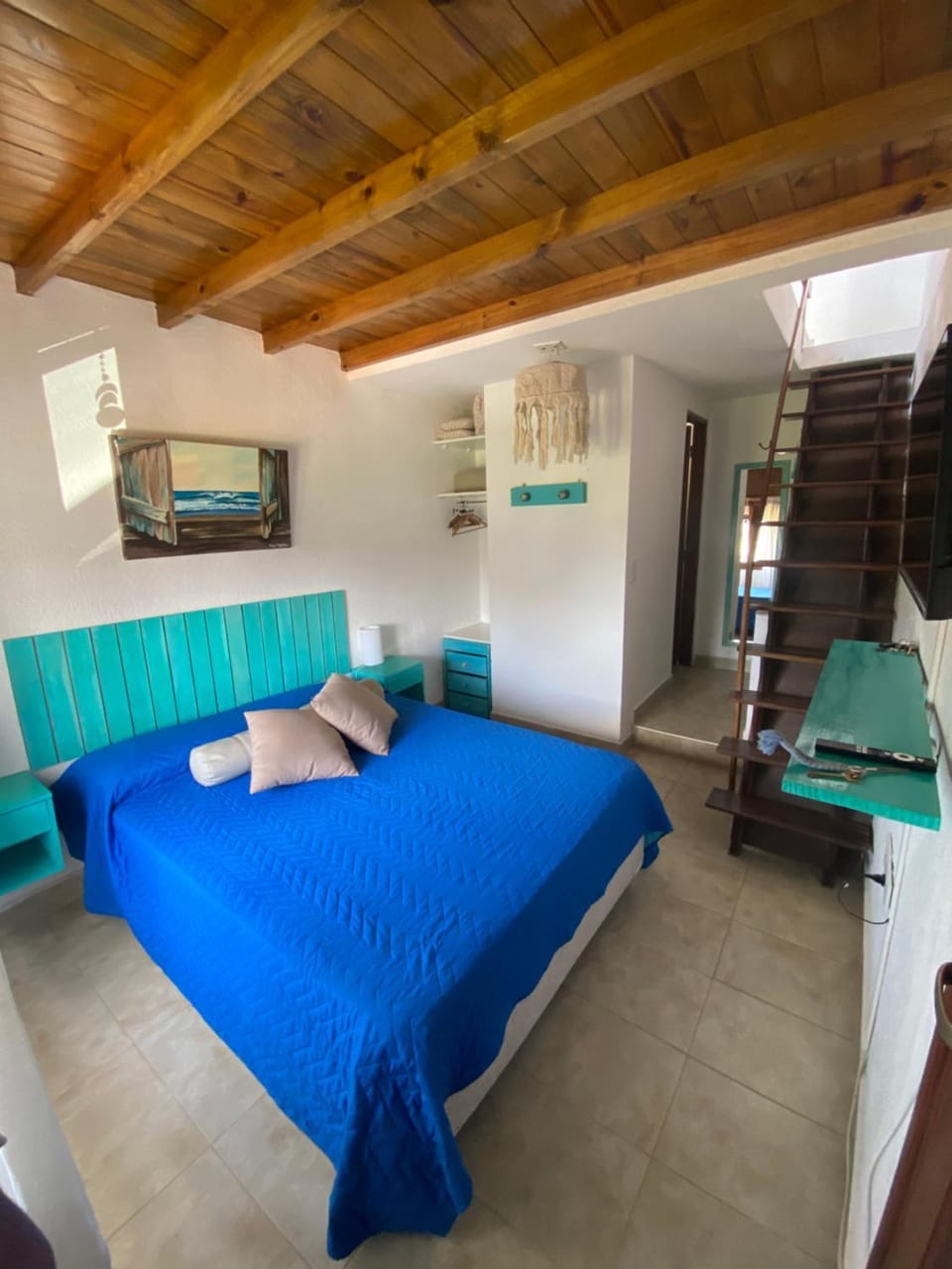 Bed, TV and multimedia, Photo of the whole room, Bedroom
