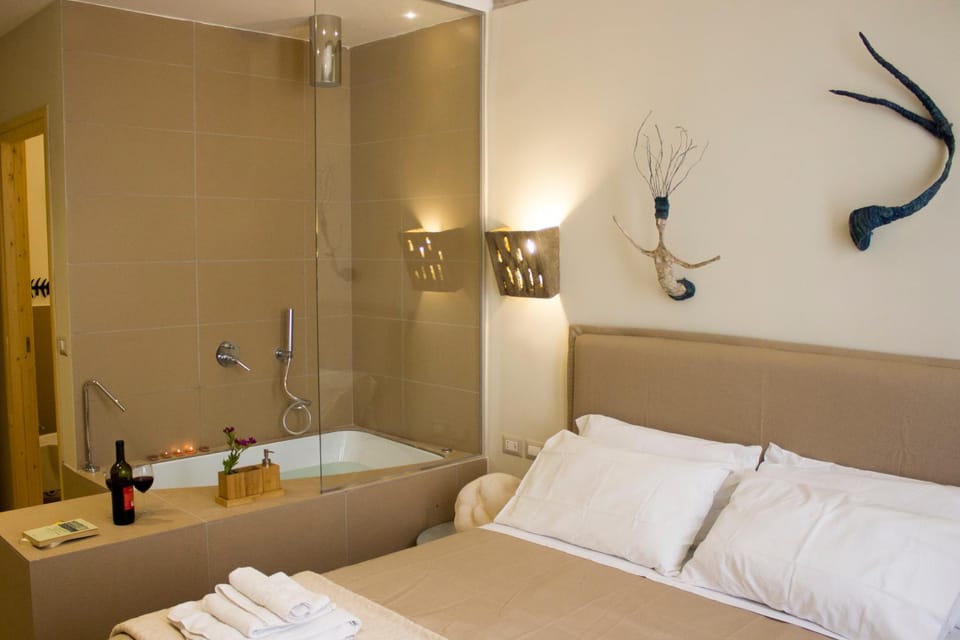 Hot Tub, Hot Tub, Photo of the whole room, Decorative detail, Decorative detail, Bedroom