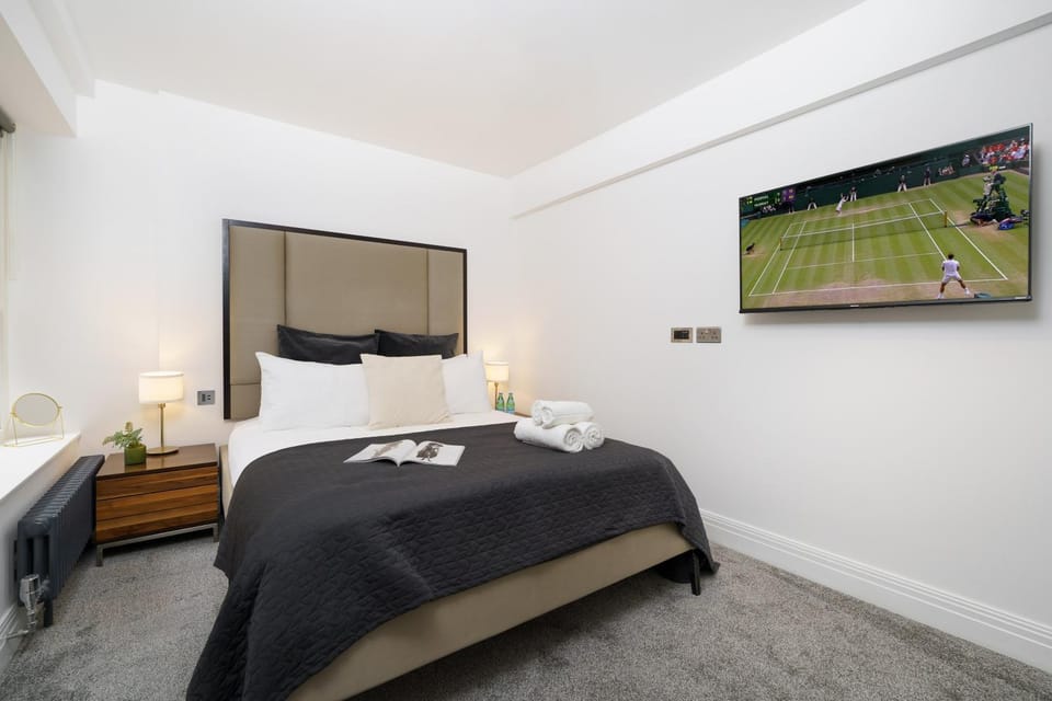Bed, TV and multimedia, Bedroom