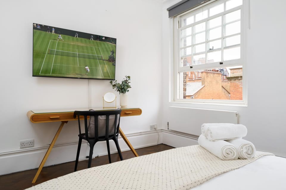 Bed, TV and multimedia, Bedroom, towels