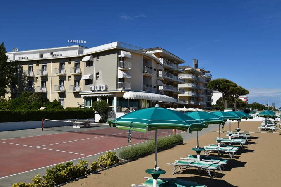 Property building, Tennis court, sunbed