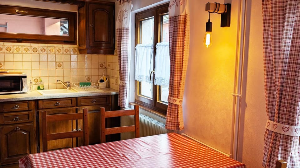 Dining area, kitchen