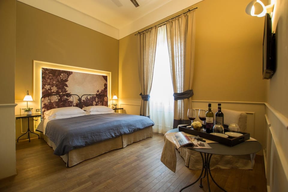 Bed, TV and multimedia, Photo of the whole room, Bedroom