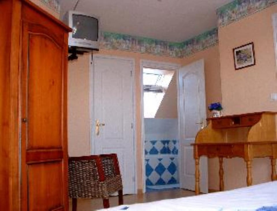 Photo of the whole room, wardrobe