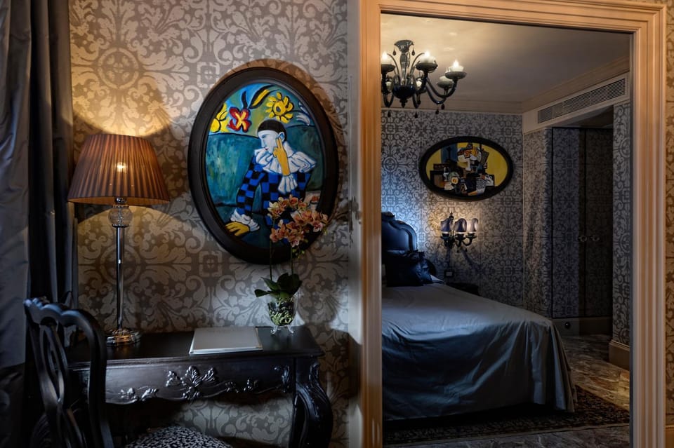 Photo of the whole room, Decorative detail