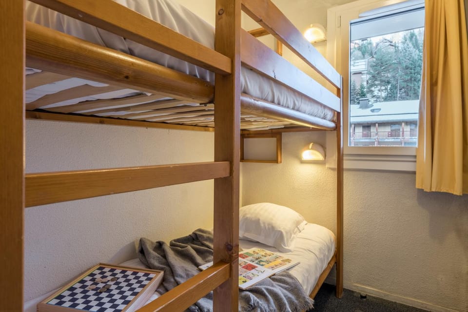 Bed, Photo of the whole room, Bedroom, bunk bed, towels