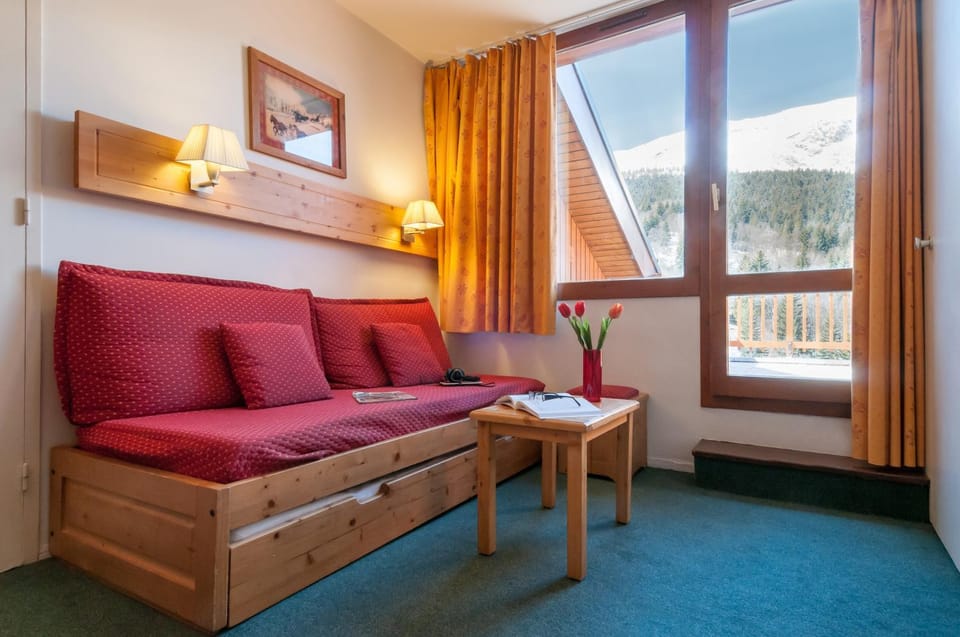 Natural landscape, View (from property/room), Balcony/Terrace, Living room, Seating area, Mountain view