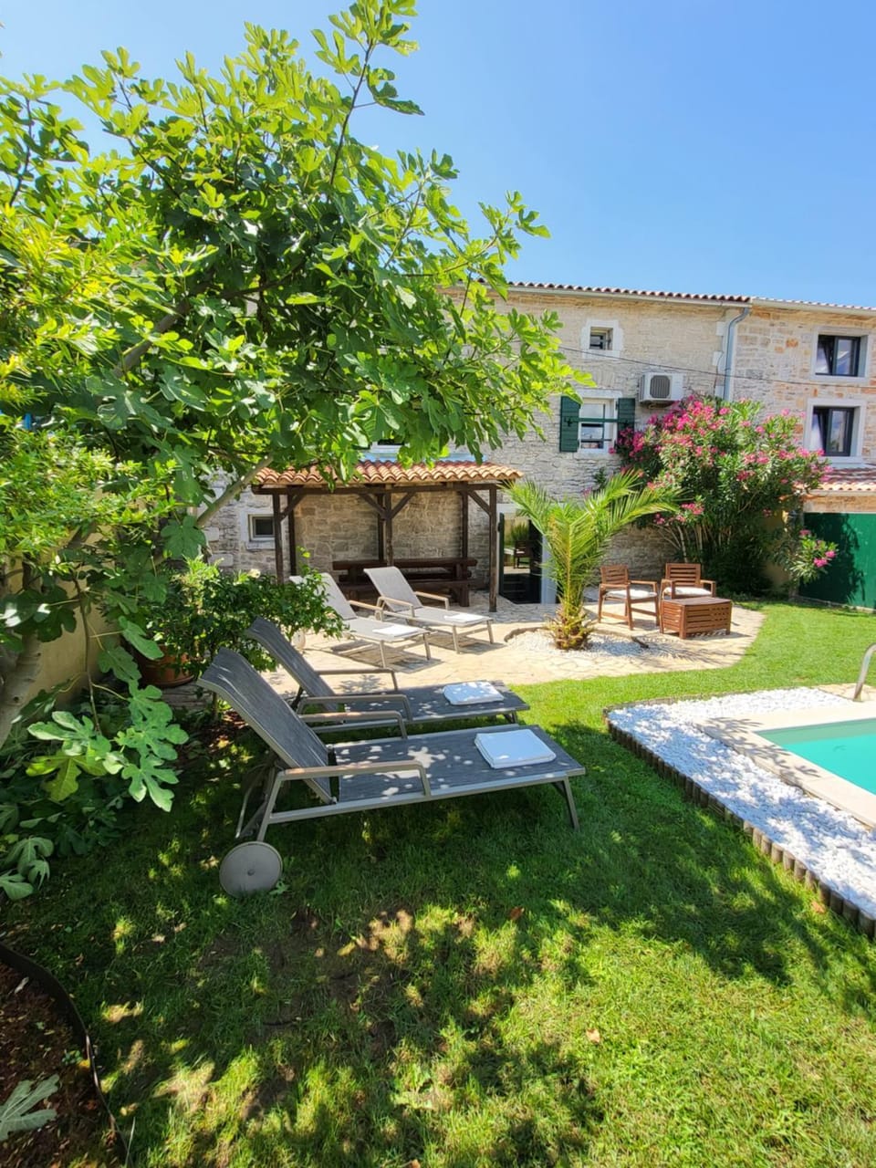 Property building, Garden, Garden view, Pool view, Swimming pool, sunbed