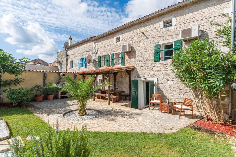 Property building, Patio, Garden, Balcony/Terrace, Garden view