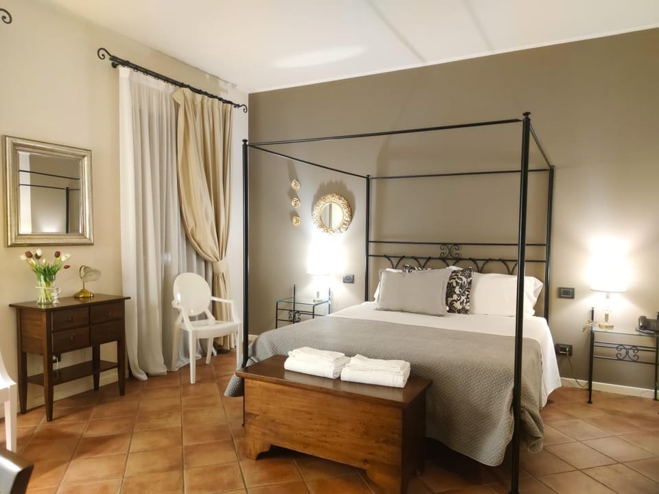 Bed, Bedroom, towels