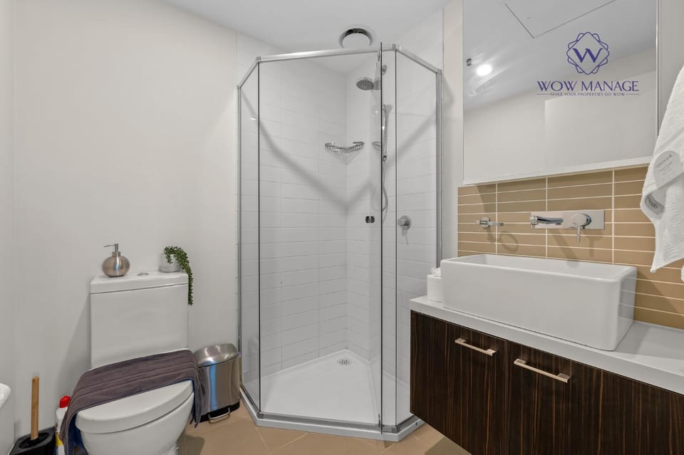Shower, Toilet, Bathroom, towels
